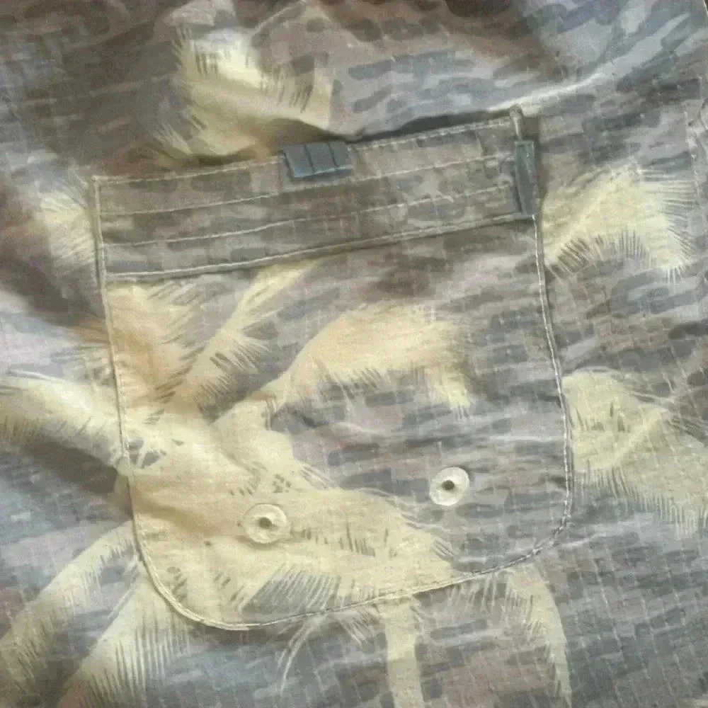 Tommy Bahama men’s medium swim trunks tie waist Velcro. Closure. Mesh lining.